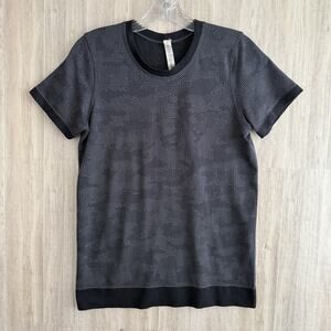 Lululemon Top Womens 6 Swiftly Breathe Short Sleeve Vented Camo Gray Seamless